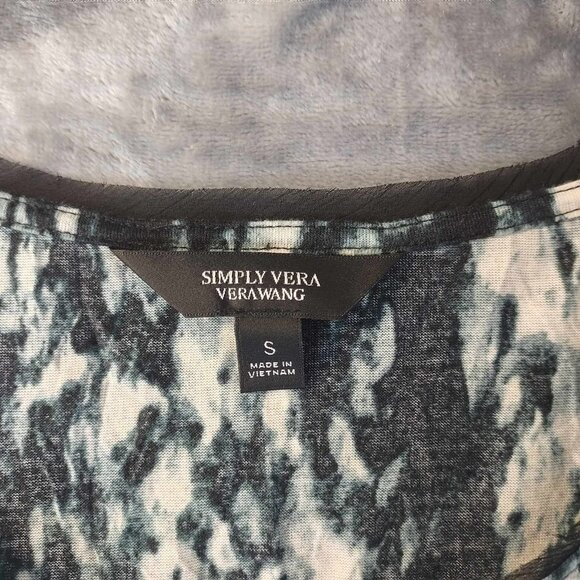 Simply Vera Abstract Print Top S Art to Wear High Low Gray Black Tee Graphic Top - Picture 3 of 10